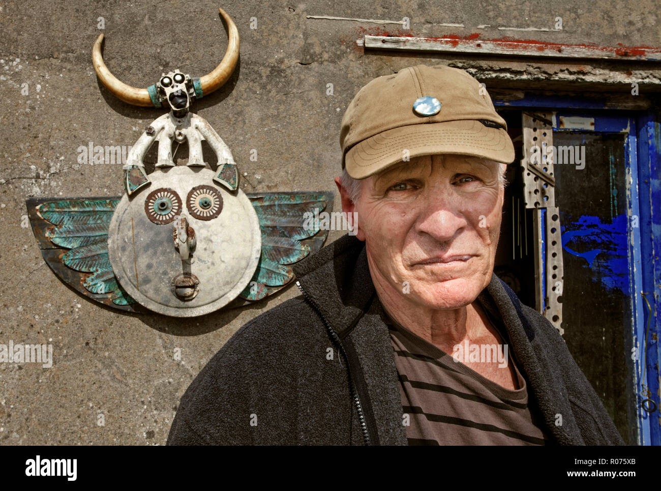 David Kemp, artiste, sur sa falaise studio à Cornwall Banque D'Images