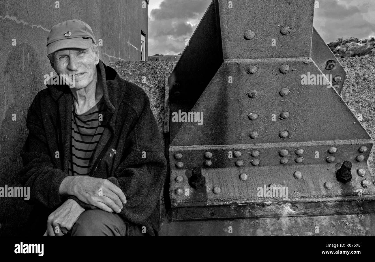 David Kemp, artiste, sur sa falaise studio à Cornwall Banque D'Images