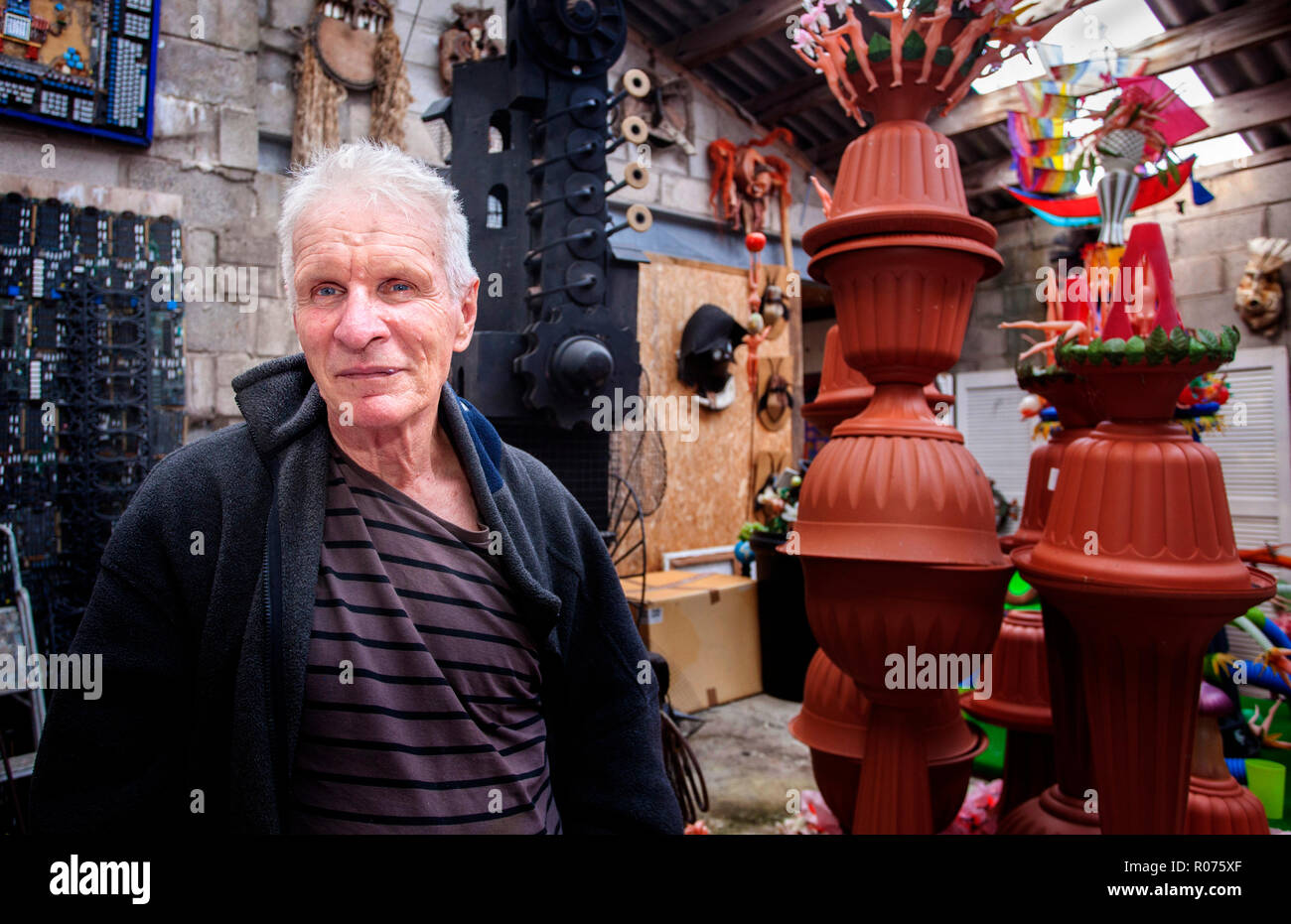 David Kemp, artiste, sur sa falaise studio à Cornwall Banque D'Images