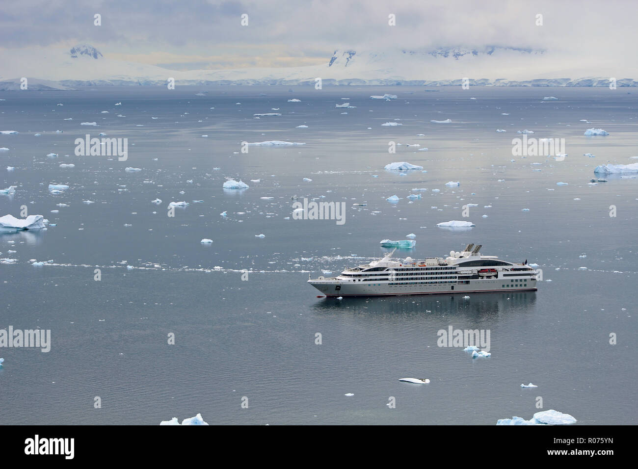 Un navire de croisière expédition en Antarctique à l'ancre au milieu des icebergs, des sommets enneigés et les glaciers Banque D'Images