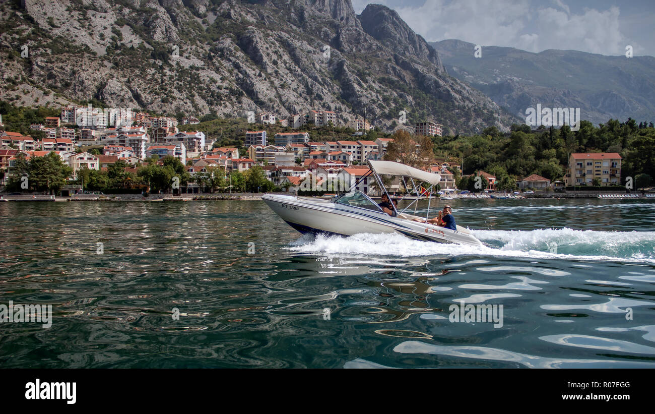 Le Monténégro, septembre 2018 - Les touristes appréciant un bateau rapide à travers la baie de Kotor Banque D'Images