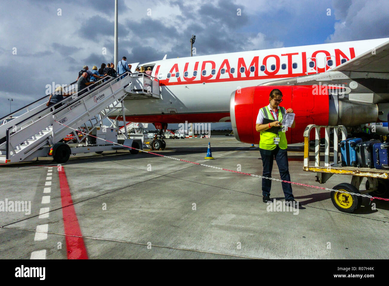 L'embarquement des passagers à l'avion Airbus A320 Lauda motion, Palma de Mallorca, Espagne Banque D'Images