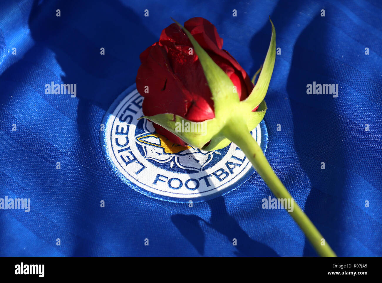 Une rose à côté d'un insigne à Leicester Leicester City Football Club. Banque D'Images