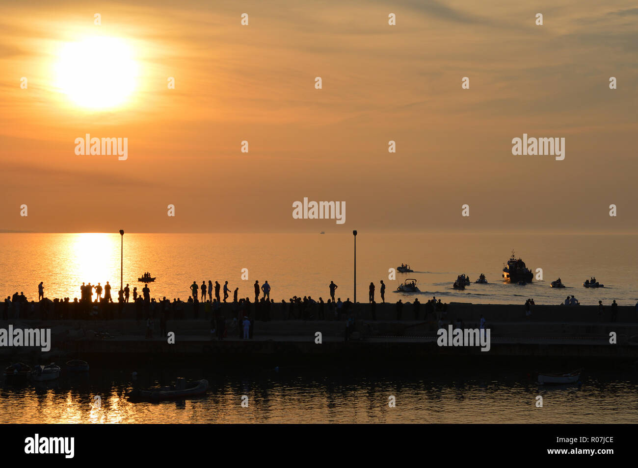 Coucher du soleil sur la petite ville de mer Banque D'Images