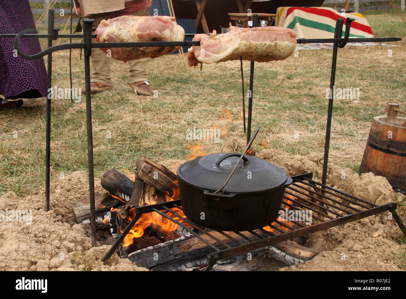 La cuisine à l'extérieur de style ancien sur feu ouvert Banque D'Images