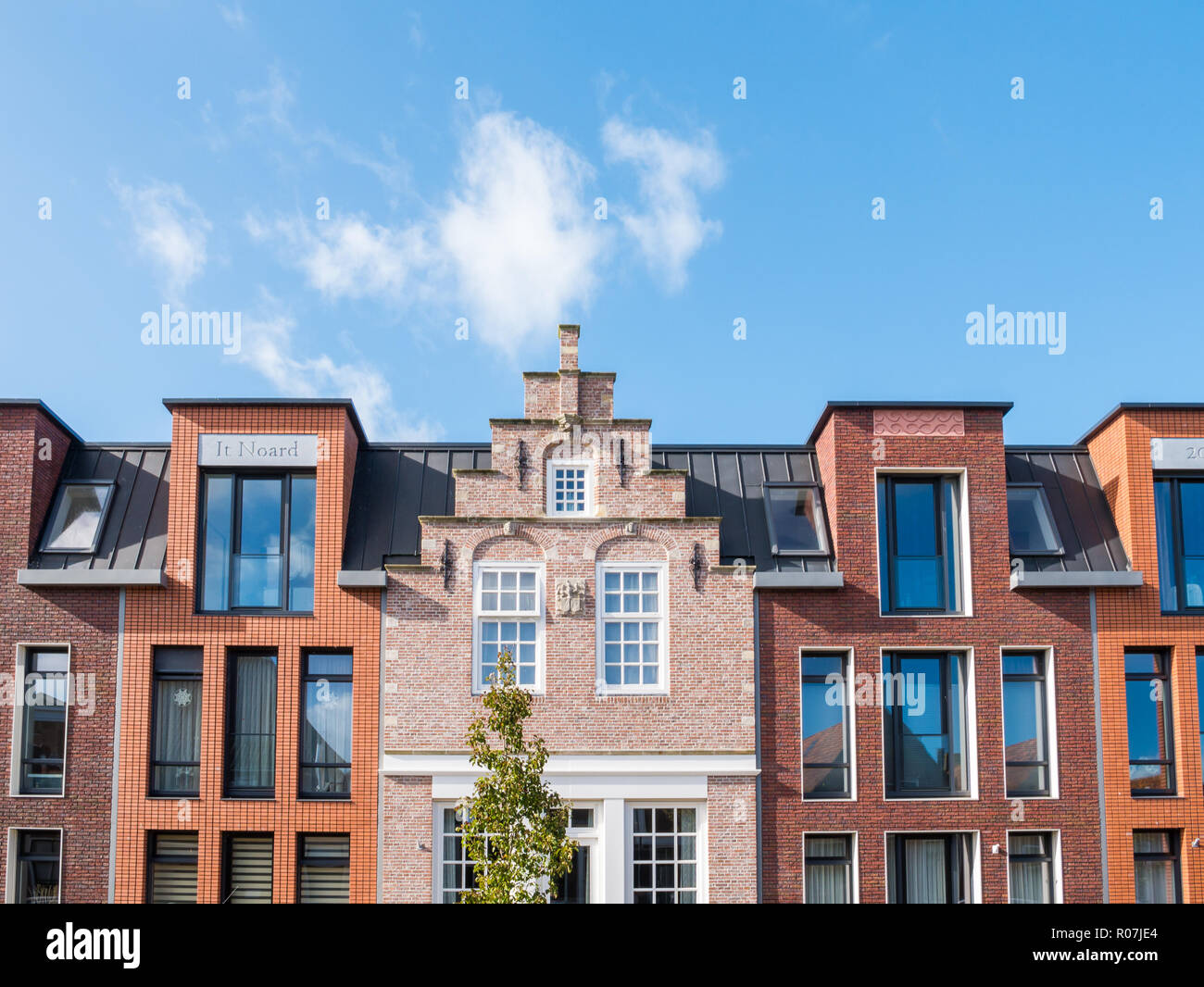 Haut de façades de maisons anciennes et nouvelles en centre-ville de Workum, Frise, Pays-Bas Banque D'Images