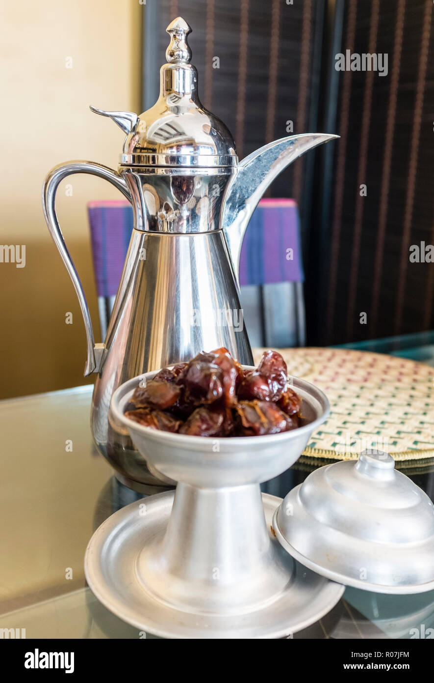 Un bol de dates et un pot avec dallah café arabe - connu comme gahwa en arabe - en Oman Banque D'Images
