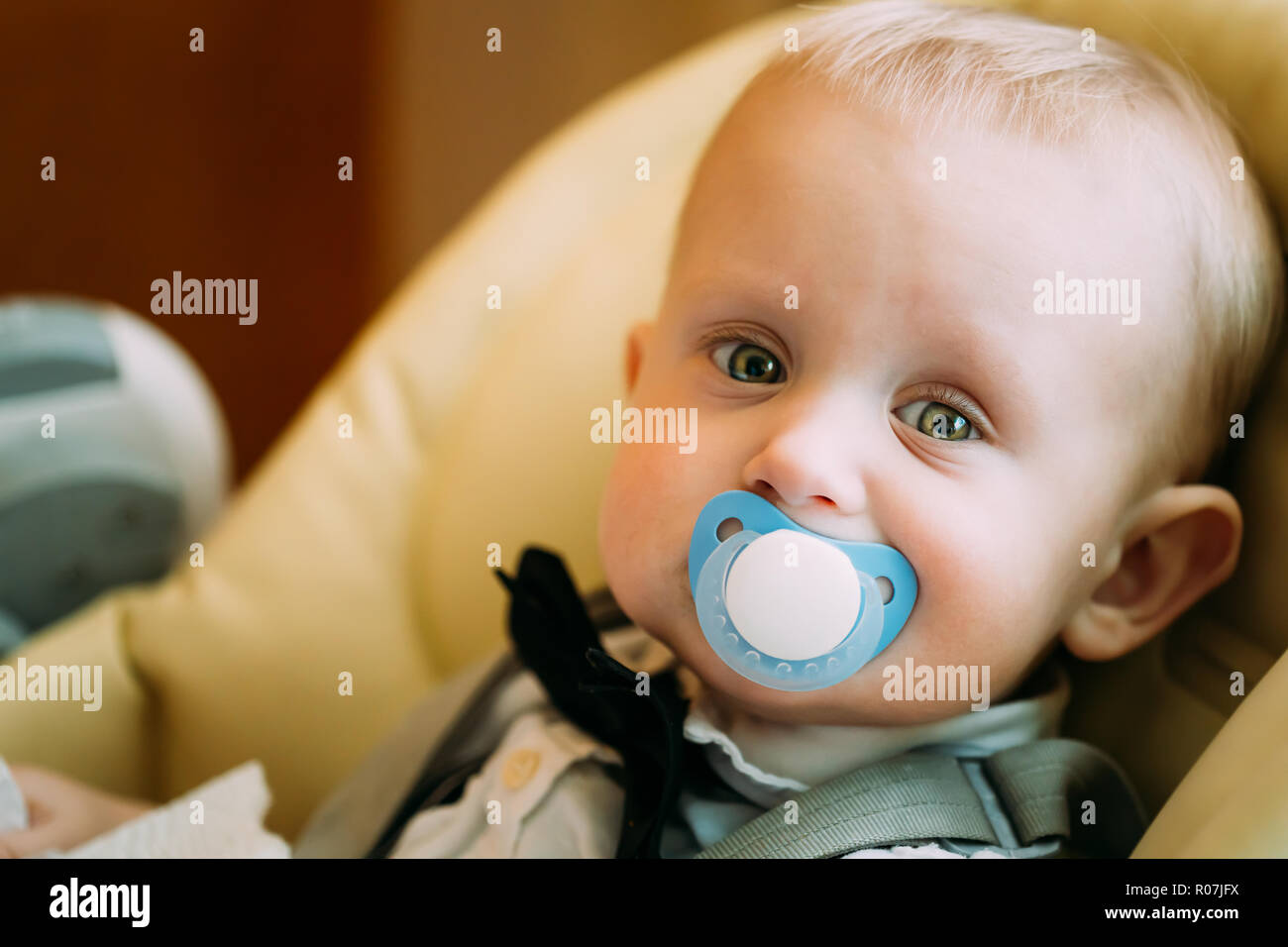 Joli Bebe Garcon Aux Grands Yeux Vert Jaune Assis Dans Le Fauteuil Avec Tetine Photo Stock Alamy Joli Bebe Garcon Aux Grands Yeux Vert Jaune Assis Dans Le Fauteuil Avec Tetine Photo Stock Alamy