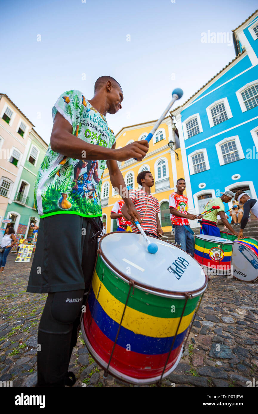 SALVADOR, BRÉSIL - circa 2018, février : une troupe de jeunes percussionnistes brésiliens traversent le quartier historique de Pelourinho Banque D'Images
