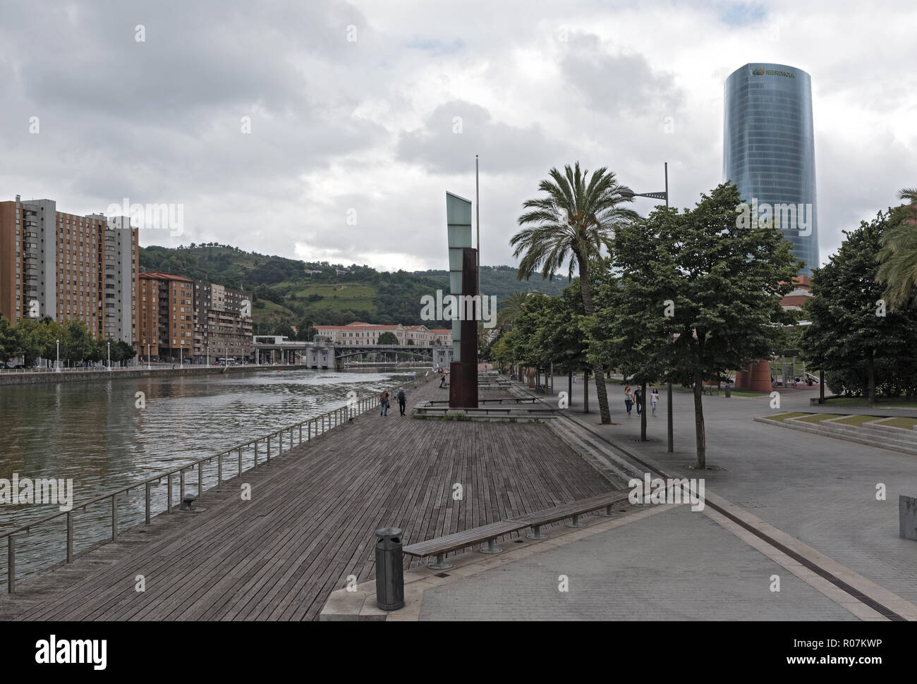 Avec le centre-ville de Bilbao nervion et boardwalk area, Pays basque, Espagne. Banque D'Images Avec le centre-ville de Bilbao nervion et boardwalk area, Pays basque, Espagne. Banque D'Images