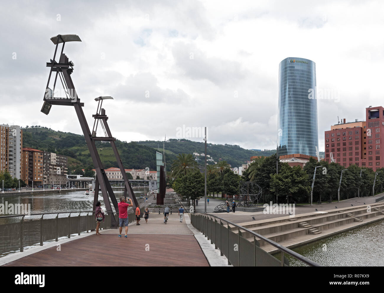Avec le centre-ville de Bilbao nervion et boardwalk area, Pays basque, Espagne. Banque D'Images Avec le centre-ville de Bilbao nervion et boardwalk area, Pays basque, Espagne. Banque D'Images