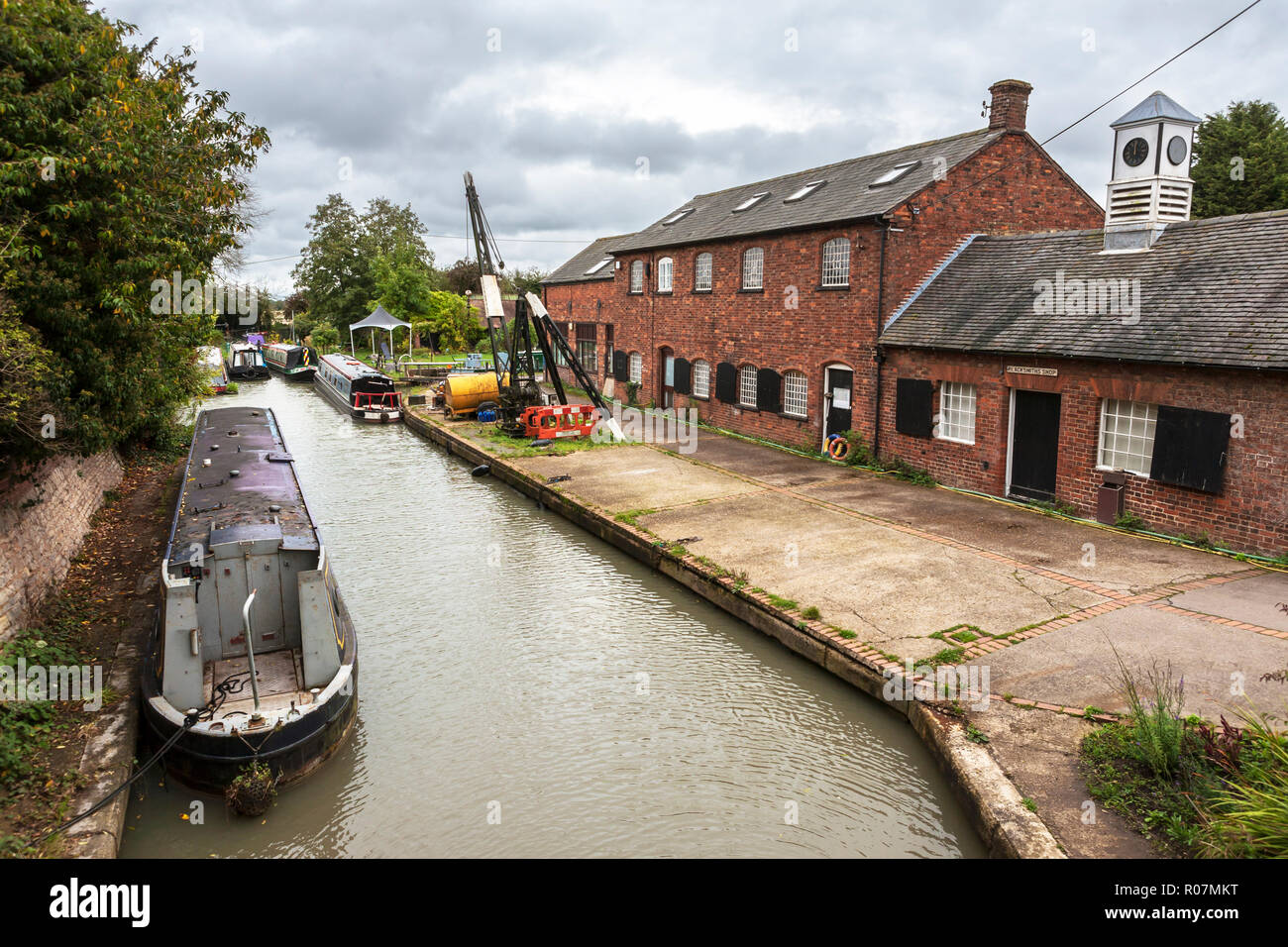 Le bras de Grantham, juste au-dessus de Hillmorton Verrouillage du fond, au nord du canal d'Oxford, Warwickshire, Angleterre, Royaume-Uni (Wop) Banque D'Images