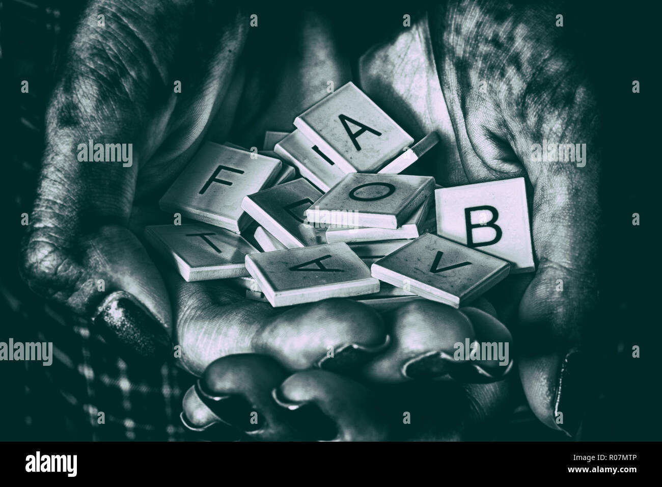 Mains tenant lettres alphabet aléatoire - b&n hdr Banque D'Images