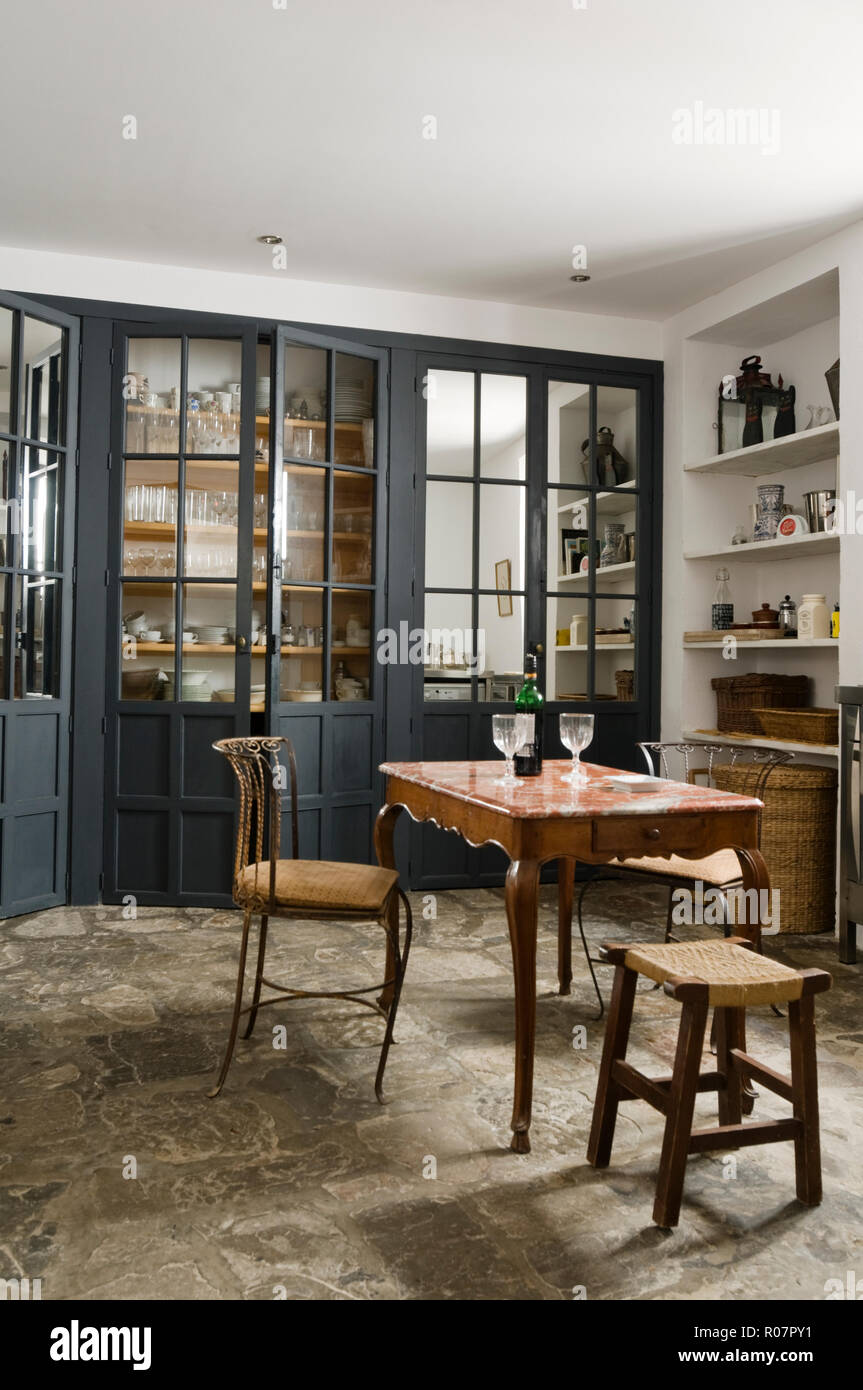Table et chaises dans la cuisine de style campagnard Banque D'Images