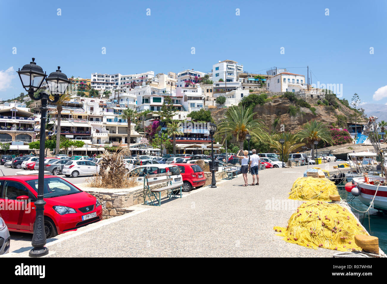 Vue sur le village de port, Agia Galini, Rethimno Région, Crète (Crète), Grèce Banque D'Images