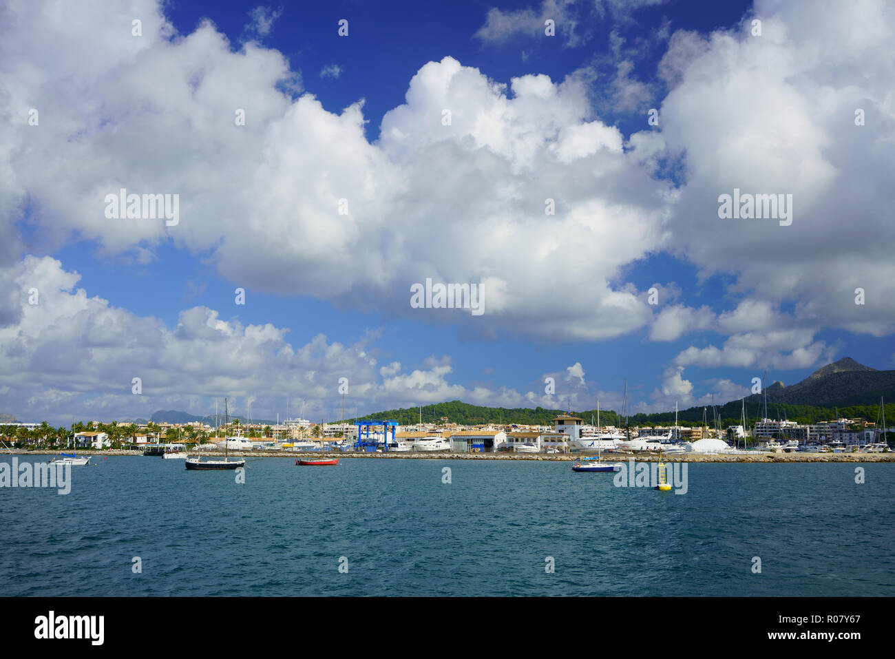 PORT D''ALCÚDIA, Majorque, ESPAGNE - 5 octobre, 2018 : Port de Plaisance Alcudiamar, un petit port de plaisance dans une zone touristique. Banque D'Images