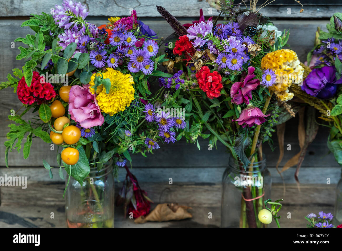 Les fleurs coupées dans un marché à la ferme, Delaware, Etats-Unis. Banque D'Images