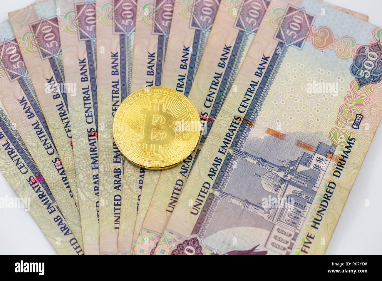 Jeton bitcoin au-dessus de Dubaï, argent des billets de dirham. Concept de  crypto-monnaie par rapport à la monnaie papier, vue à plat Photo Stock -  Alamy