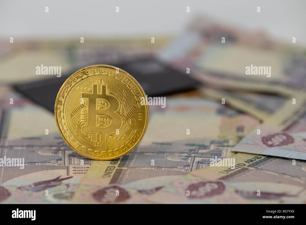 Jeton bitcoin au-dessus de Dubaï, argent des billets de dirham. Concept de  crypto-monnaie par rapport à la monnaie papier, vue à plat Photo Stock -  Alamy