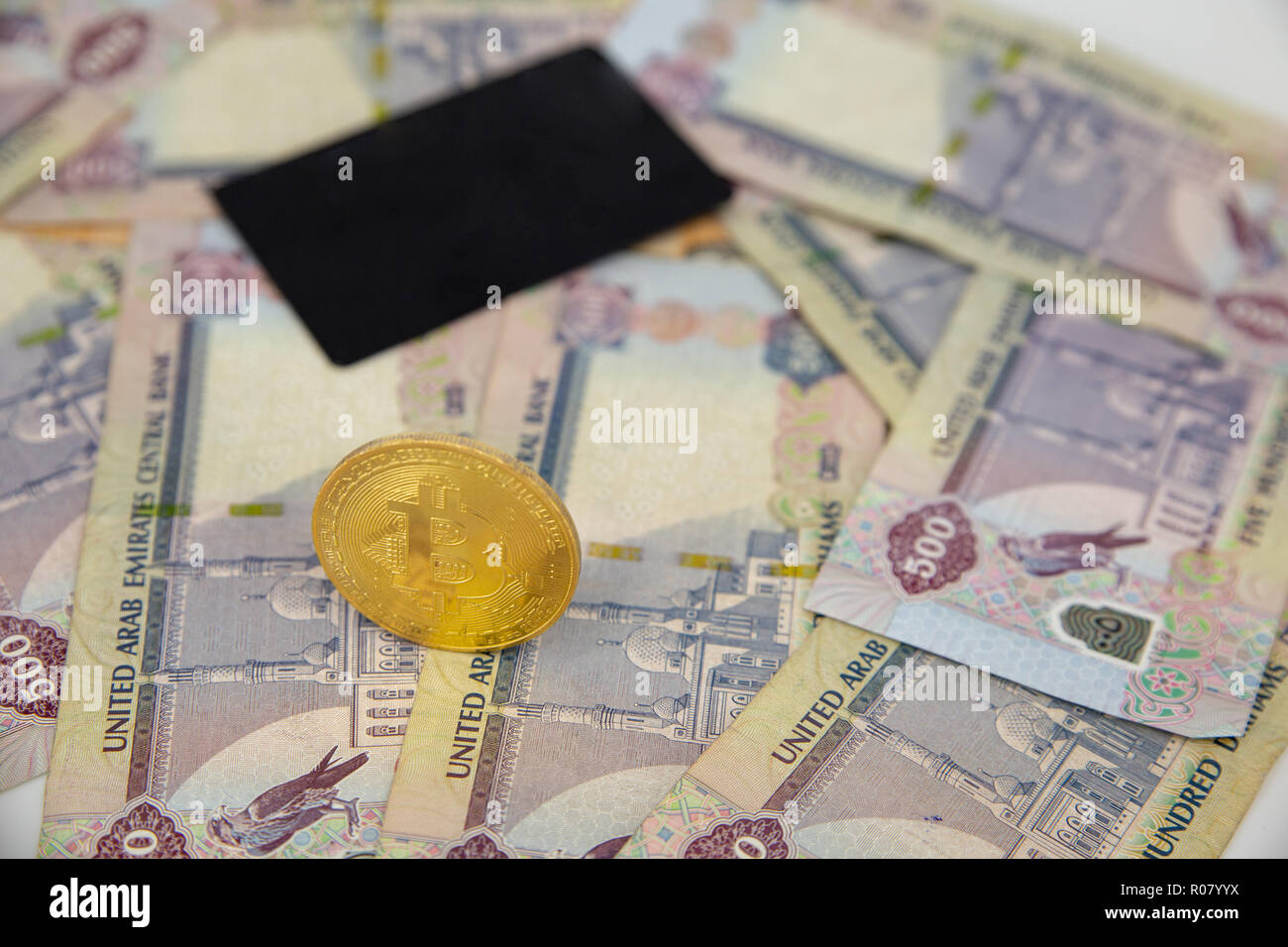 Jeton bitcoin au-dessus de Dubaï, argent des billets de dirham. Concept de  crypto-monnaie par rapport à la monnaie papier, vue à plat Photo Stock -  Alamy