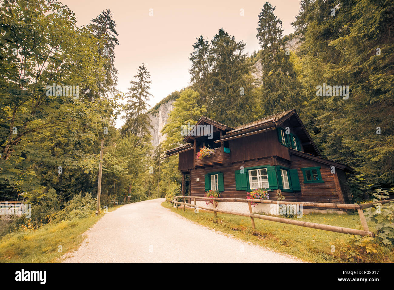 Alpine house et de sentiers dans les bois. Nature paysage tranquille, le vert des pins, effet de couleur vintage Banque D'Images