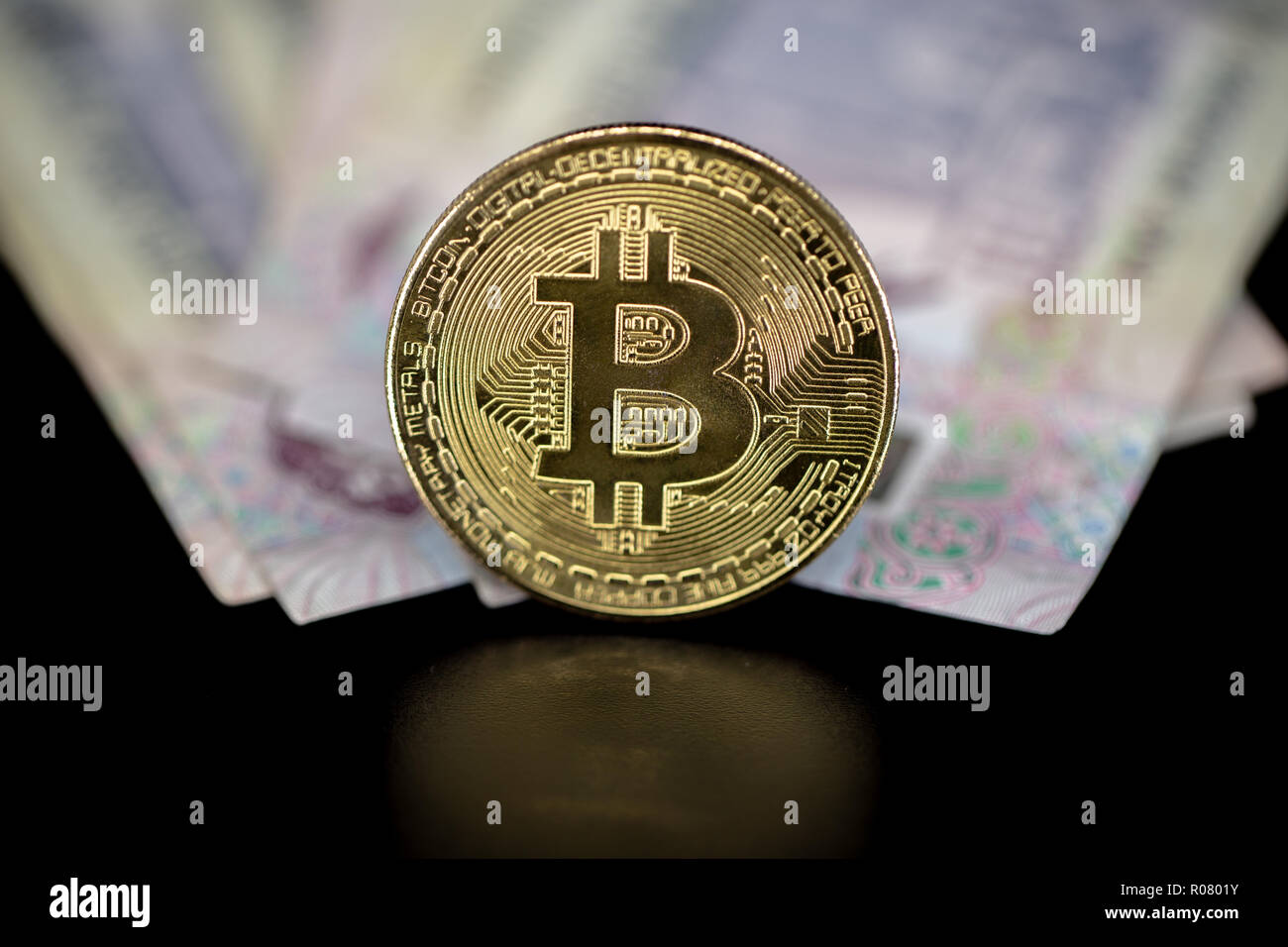 Jeton bitcoin au-dessus de Dubaï, argent des billets de dirham. Concept de  crypto-monnaie par rapport à la monnaie papier, vue à plat Photo Stock -  Alamy