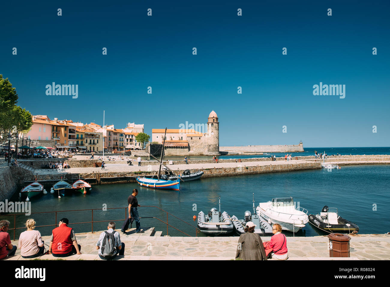Collioure, France - 16 mai 2018 : les touristes se reposer et marcher dans l'autre près de l'église Notre Dame des Anges à travers la baie sous le soleil de printemps Da Banque D'Images