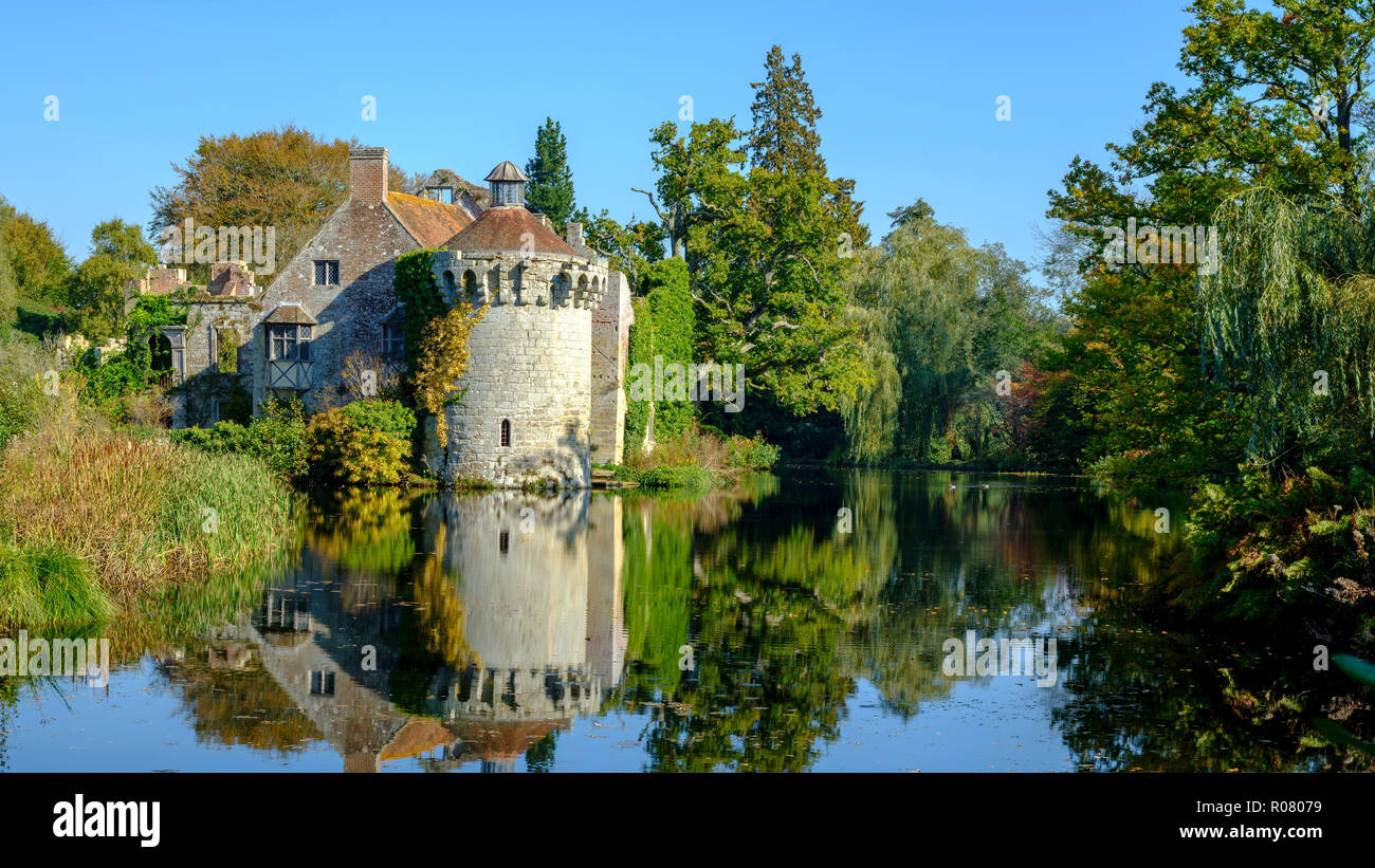 Couleurs d'automne et le soleil sur l'ancien château dans le parc de Scotney, East Sussex, UK Banque D'Images