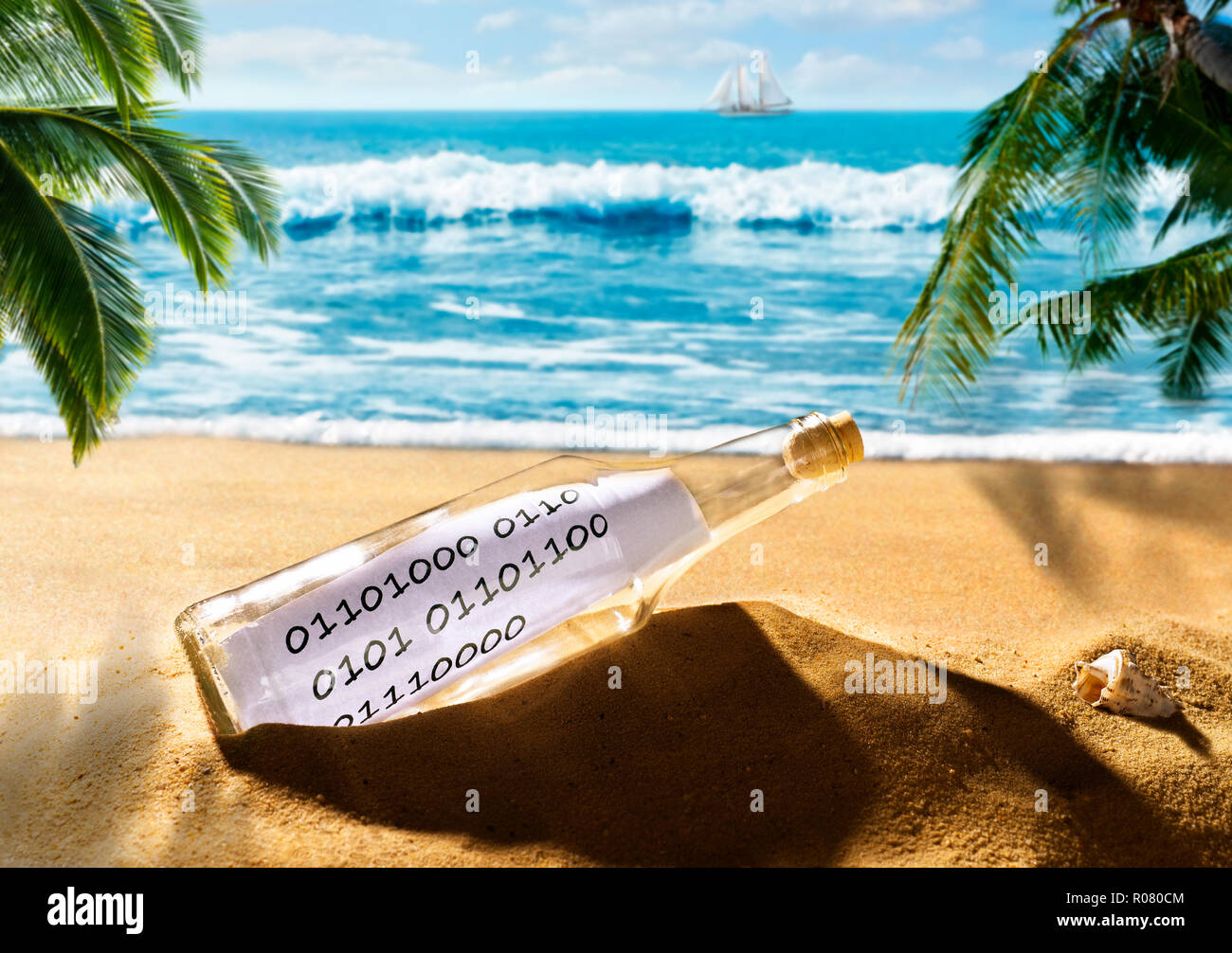 Bouteille avec un message en code binaire sur une belle plage tropicale Banque D'Images