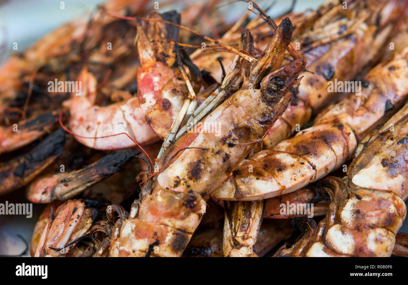 Royal grillé appétissant de crevettes. Seafood Grill sur la cuisinière, sur le marché de l'alimentation de rue. Banque D'Images