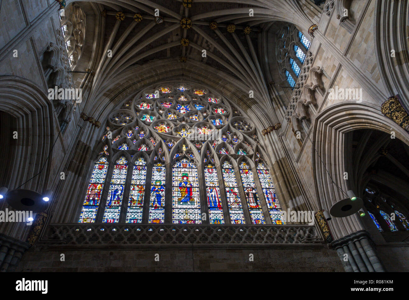 La grande fenêtre de l'Ouest dans la cathédrale d'Exeter, qui n'a plus long unitrerupted plafond voûté en pierre de style gothique d'une cathédrale du monde. Banque D'Images