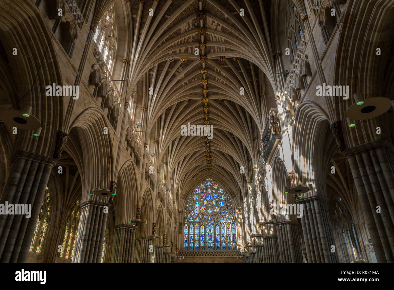 Le plafond voûté et une grande fenêtre de l'Ouest dans la nef de la cathédrale d'Exeter. Le plus long unitrerupted plafond voûté en pierre de style gothique de la cathédrale tout en t Banque D'Images