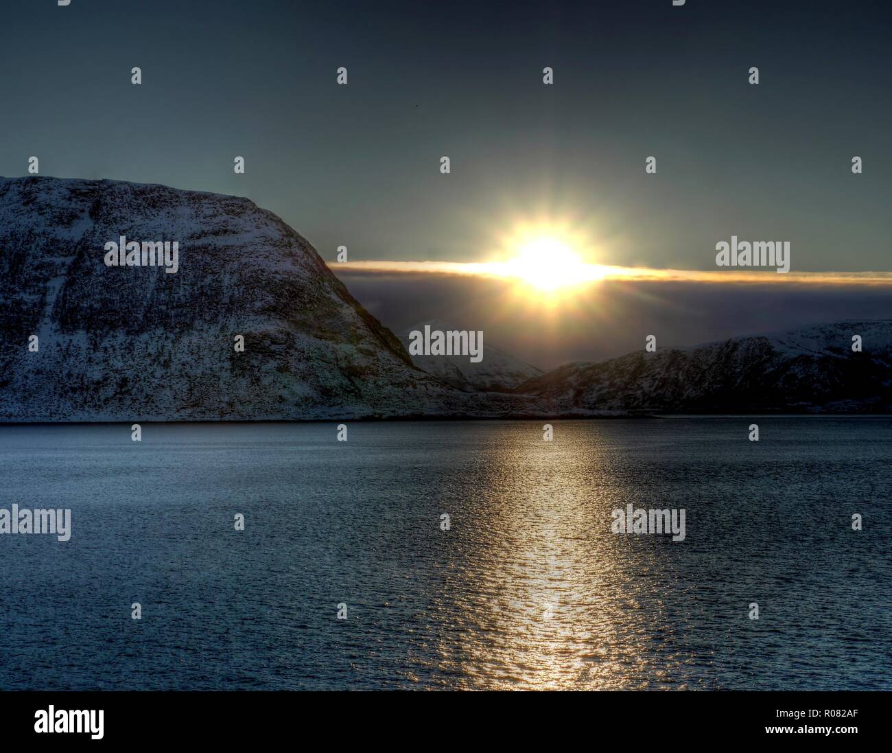 Soleil bas au cours de la journée en hiver au cours d'une croisière en Norvège Banque D'Images