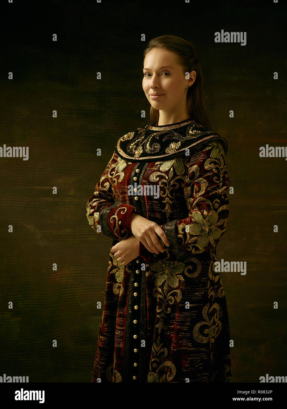 Girl en costume traditionnel russe. Femme porte en vieux rétro costume boyary à darl studio Banque D'Images