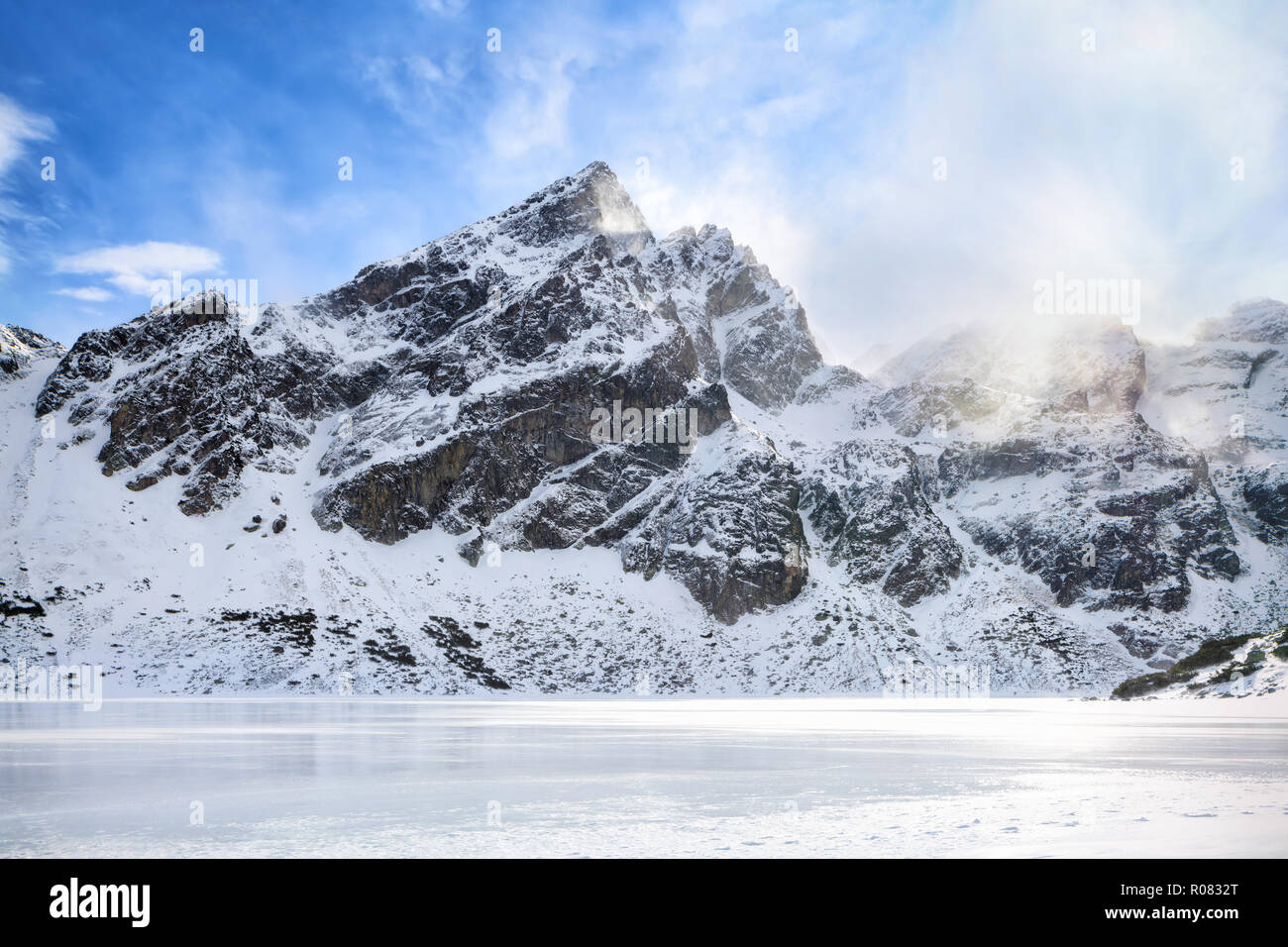 Paysage hivernal de hautes montagnes enneigées Banque D'Images