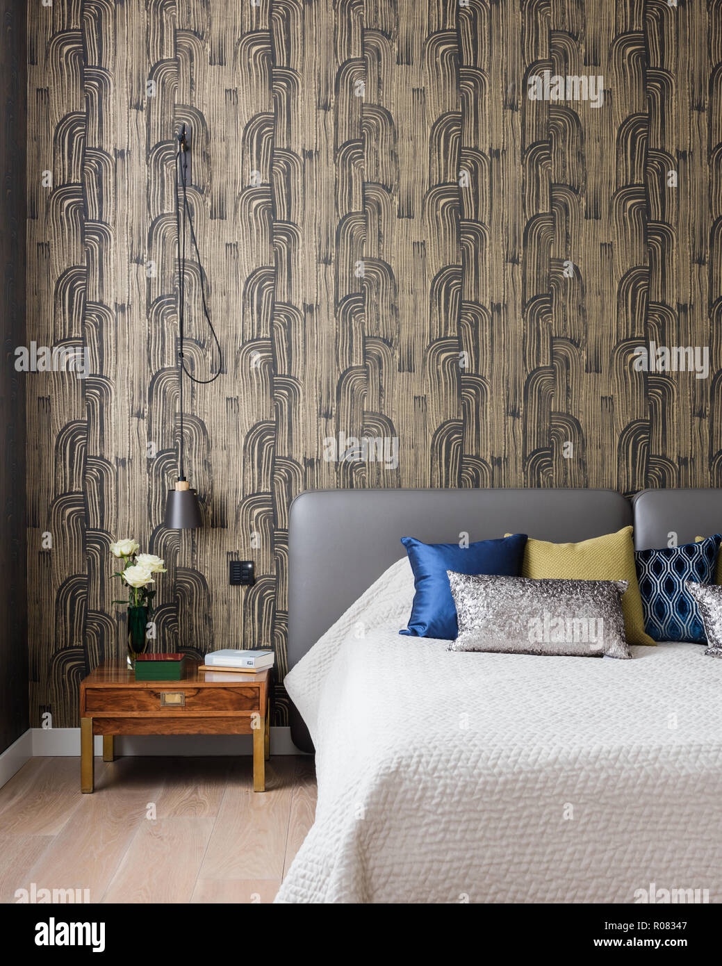 Chambre à coucher moderne avec du papier peint à motifs Banque D'Images