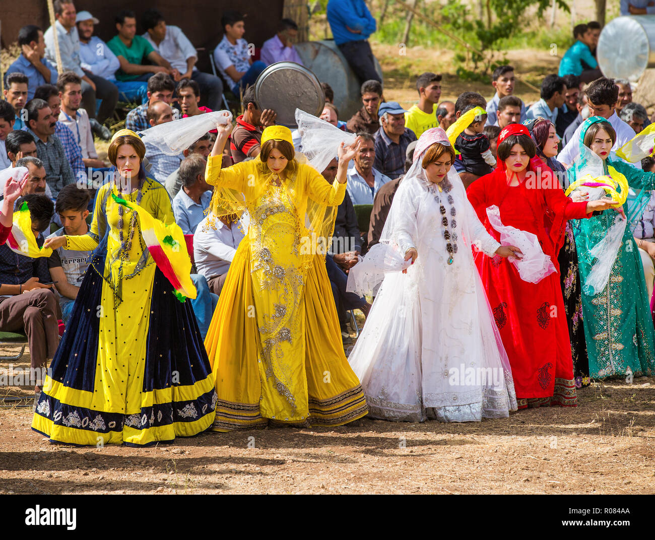 Danses traditionnelles du Qashqai pendant la cérémonie de mariage, peuple nomade d'Iran. Banque D'Images