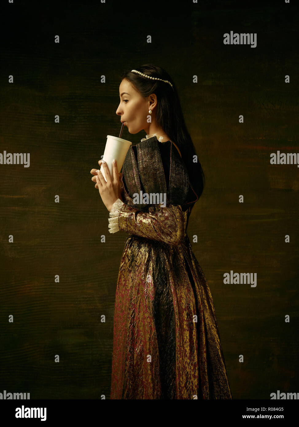 En fille belle robe médiévale ou de la comtesse de costume sombre au studio. Banque D'Images