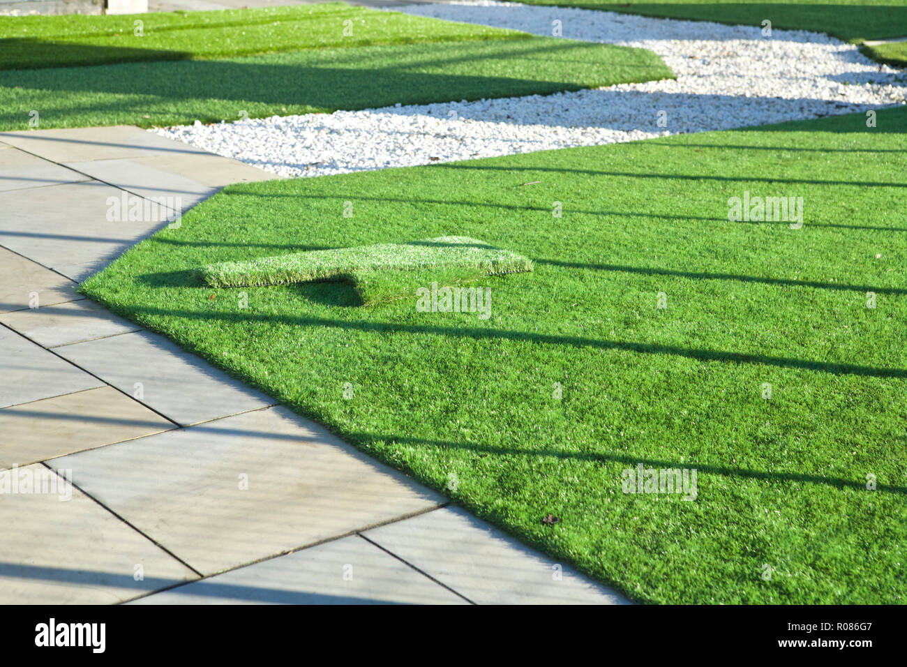 Jardin de pelouse artificielle. Gazon artificiel, gazon artificiel UK. Banque D'Images