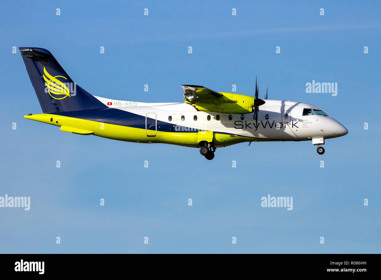 AMSTERDAM - Jan 16, 2012 : Dornier 328 avion de transport régional à turbopropulseurs de Skywork Airlines en approche finale à l'aéroport international de Schiphol. Banque D'Images