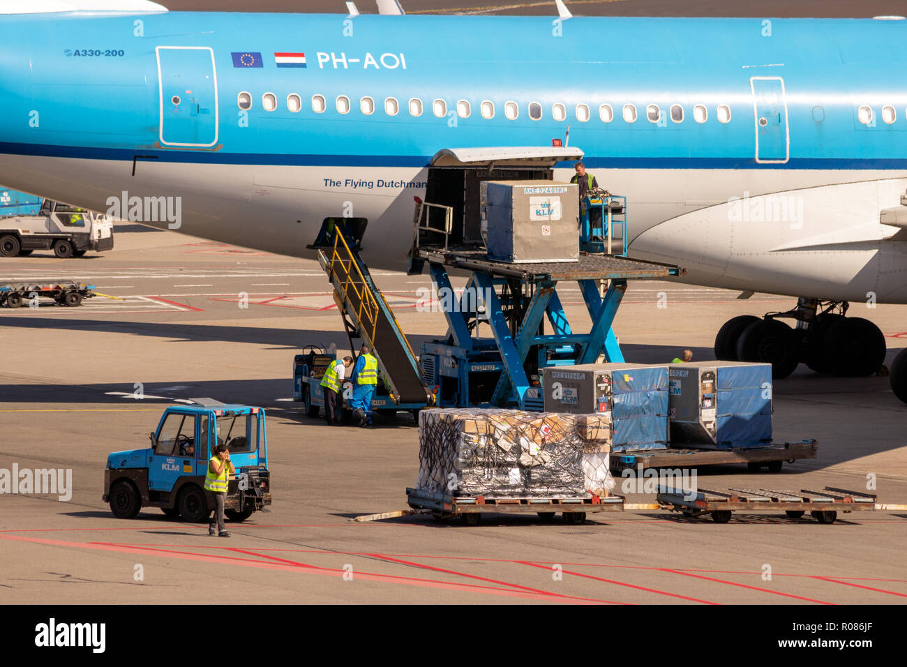 AMSTERDAM - SEP 9, 2012 : KLM Airbus A330 avion de ligne d'être chargé de fret aérien à l'aéroport international de Schiphol. Banque D'Images
