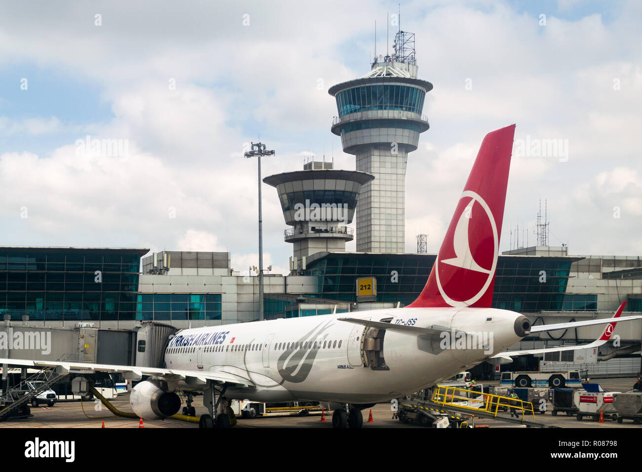 L'aéroport Ataturk d'Istanbul Avec Turkish Airlines à la porte et les tours de contrôle et la borne en arrière-plan, Turquie Banque D'Images