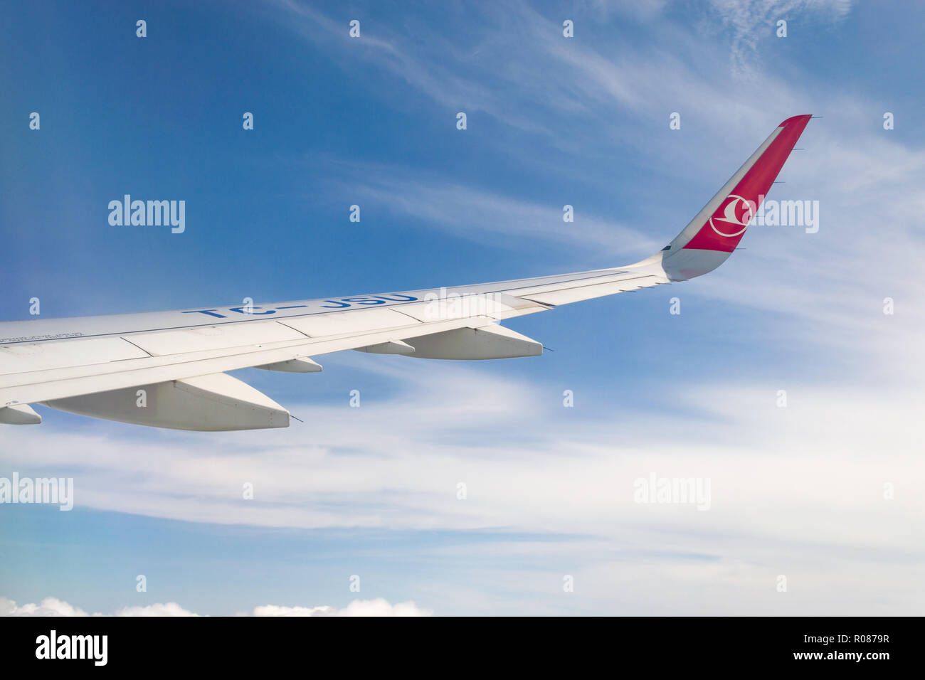 Cabine intérieure vue d'un Airbus A321 de Turkish Airlines vol d'aile dans le ciel Banque D'Images