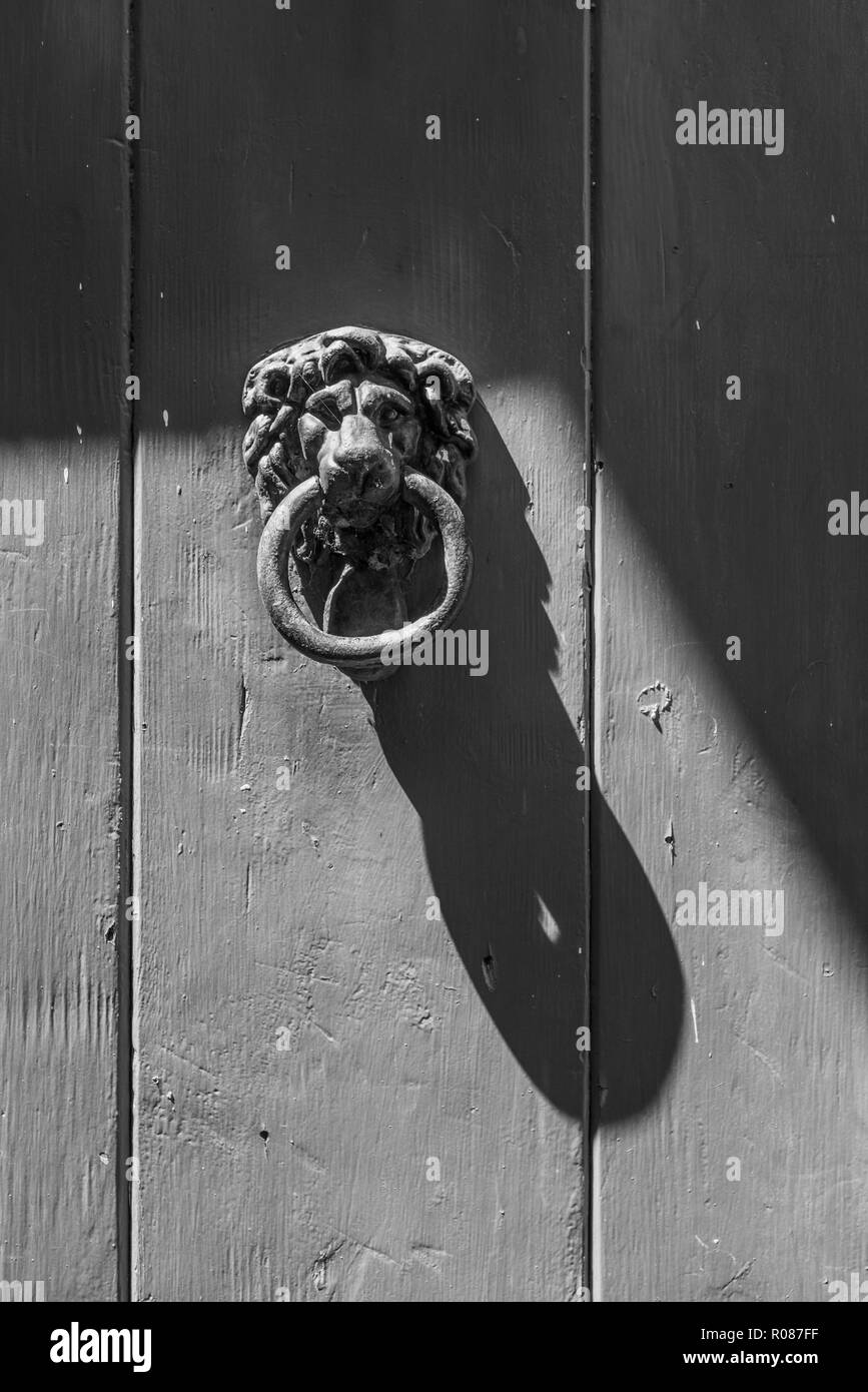 Ancienne tête de lion heurtoir en plein soleil. Banque D'Images