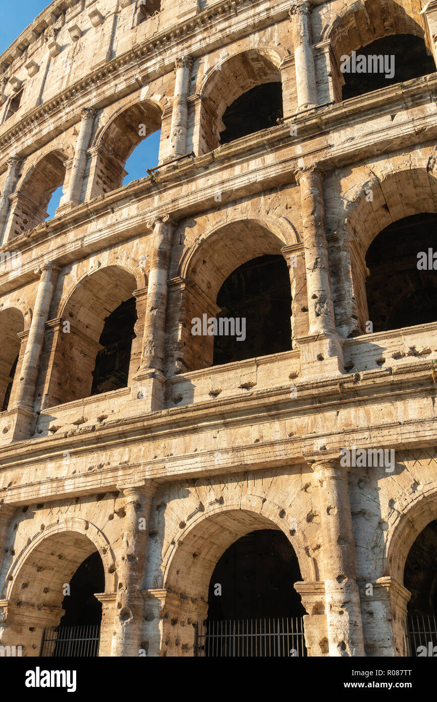 Tôt le matin, la lumière sur le Colisée, Rome, Italie. Banque D'Images