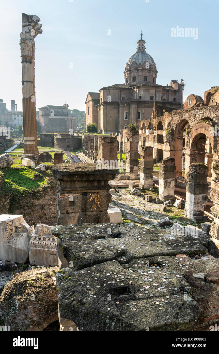 Pièces de monnaie jetées par les touristes dans le Forum de César, une extension du Forum Romanum, avec les piliers du Temple de Vénus Génitrice la gauche, Rom Banque D'Images