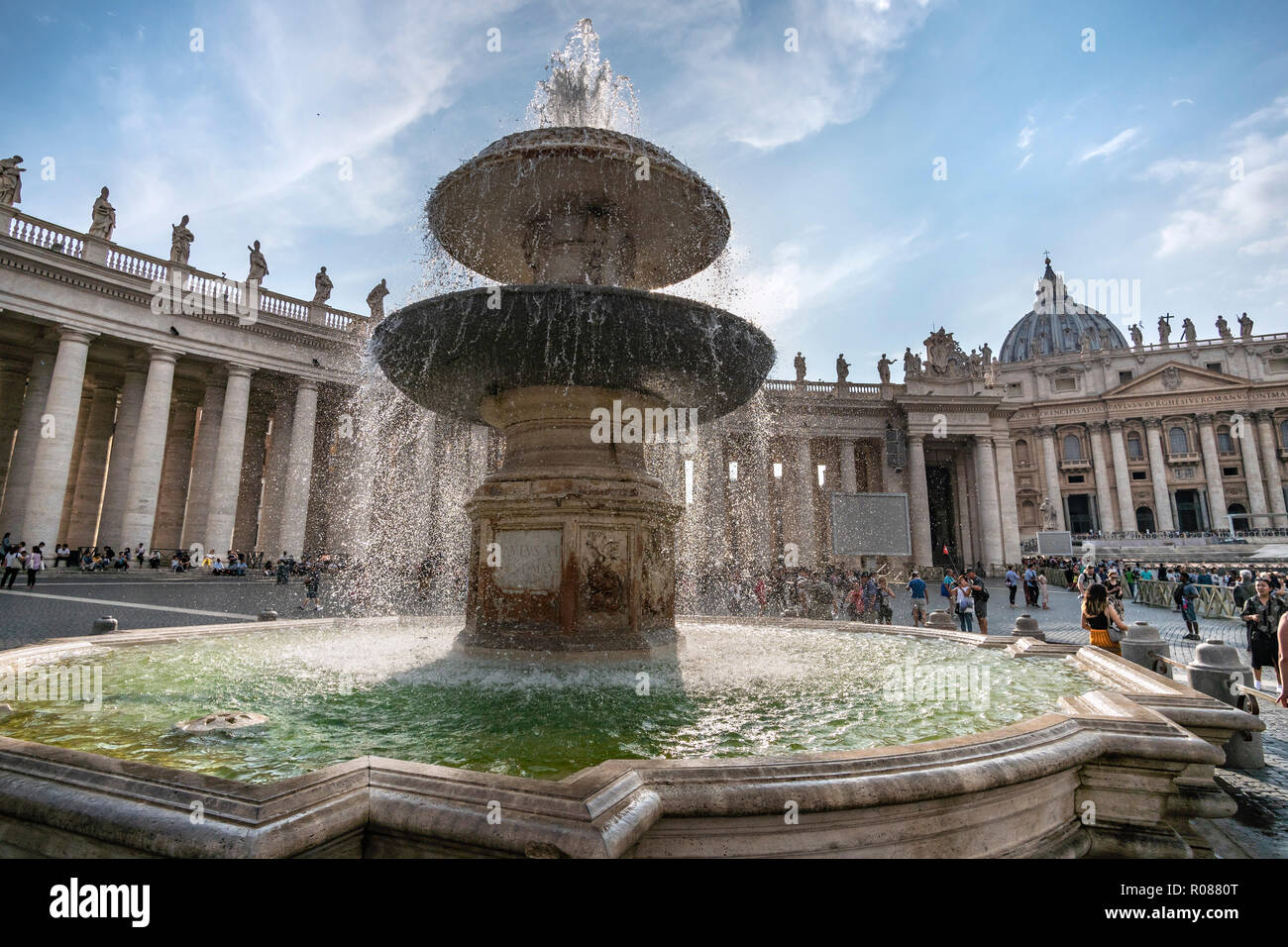 Une fontaine conçue au début du 17e cen. par Carlo Maderno, sur la Place Saint-Pierre, qui a été conçu par Gian Lorenzo Bernini, au coeur de la Cité du Vatican Banque D'Images