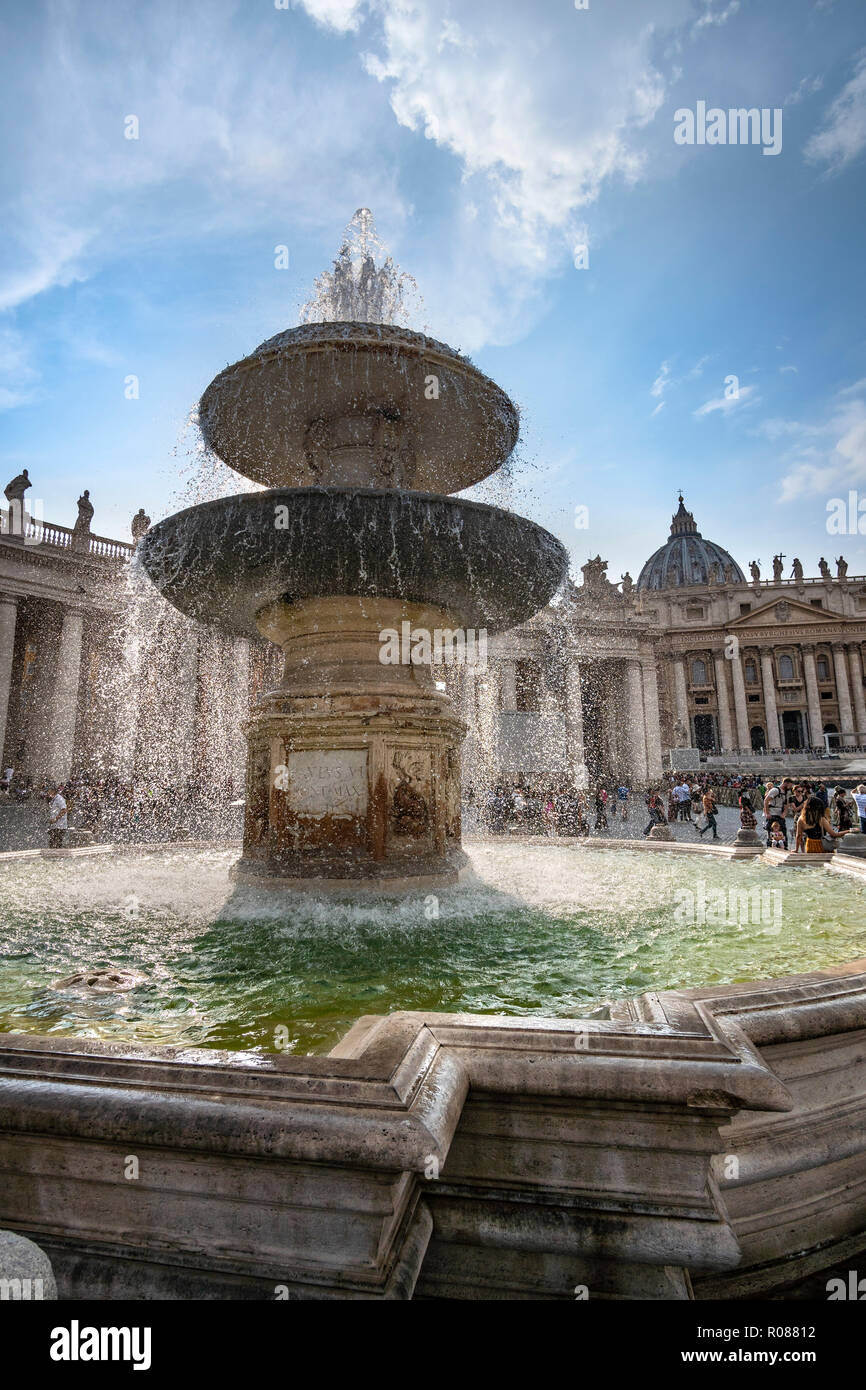 Une fontaine conçue au début du 17e cen. par Carlo Maderno, sur la Place Saint-Pierre, qui a été conçu par Gian Lorenzo Bernini, au coeur de la Cité du Vatican Banque D'Images