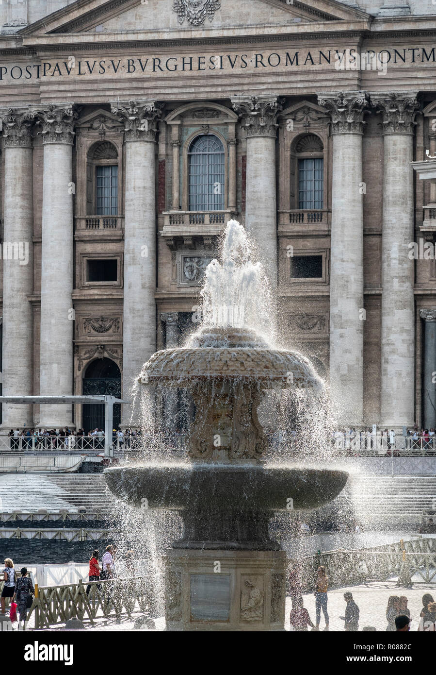 Une fontaine conçue au début du 17e cen. par Carlo Maderno, Place Saint-Pierre, avec la façade de la basilique St Pierre en arrière-plan, le Vatican Cit Banque D'Images