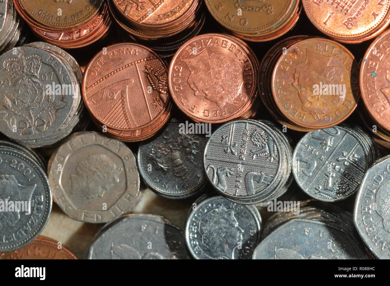 Une collection de pièces de monnaie britanniques mixte actuellement en usage en 2018 Banque D'Images